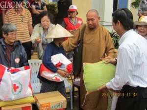 Tặng quà đến các gia đình khó khăn sau lũ tại huyện Sông Cầu