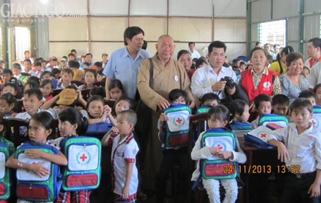 Tặng quà cho học sinh khó khăn