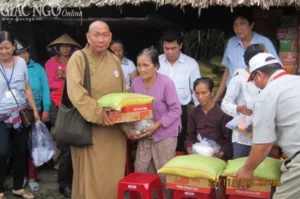 Chùa Huyền Trang và các đơn vị tặng quà đến các gia đình khó khăn